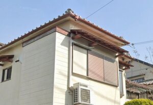 屋根工事前の一軒家